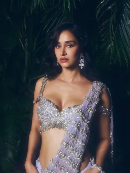 A full view of the stunning lavender saree look. The soft waves and glowing makeup create a cohesive and glamorous style perfect for a sangeet or reception.