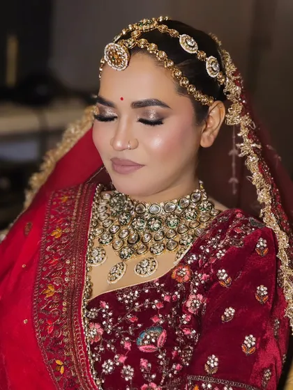 A classic Rajwada bridal look. The eyes are kept soft and shimmery, with a nude lip, allowing the magnificent matha patti and choker to take center stage.
