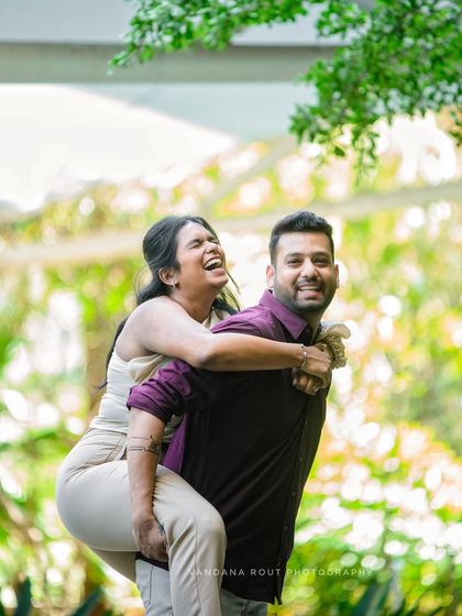 Capturing pure, uninhibited joy. These candid shots in a park setting show how I encourage couples to have fun and be themselves, resulting in genuine and happy memories.