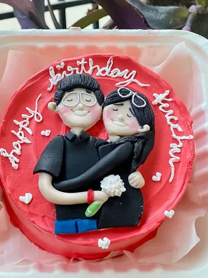 This Nutella hazelnut bento cake with a hand-drawn couple caricature is proof that even small cakes can tell a big story. We specialize in creating personalized edible art that makes your gift truly one-of-a-kind.