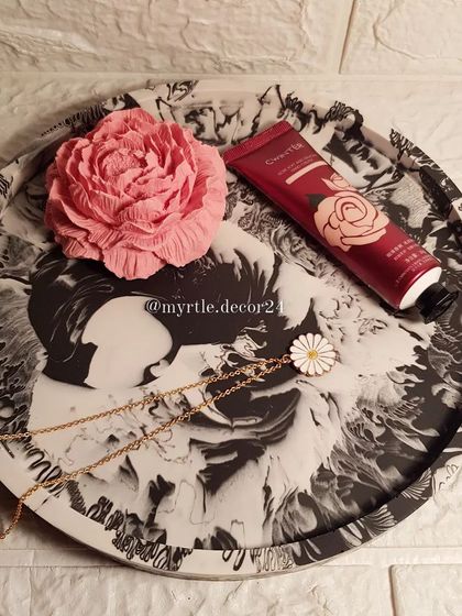 For those who love a classic look, our extra-large round tray in black and white marble is a statement piece. It's perfect as a perfume tray, a serving platter, or a base for a decorative arrangement.