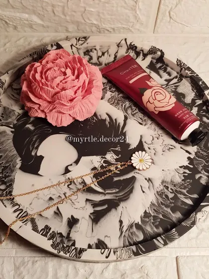 For those who love a classic look, our extra-large round tray in black and white marble is a statement piece. It's perfect as a perfume tray, a serving platter, or a base for a decorative arrangement.
