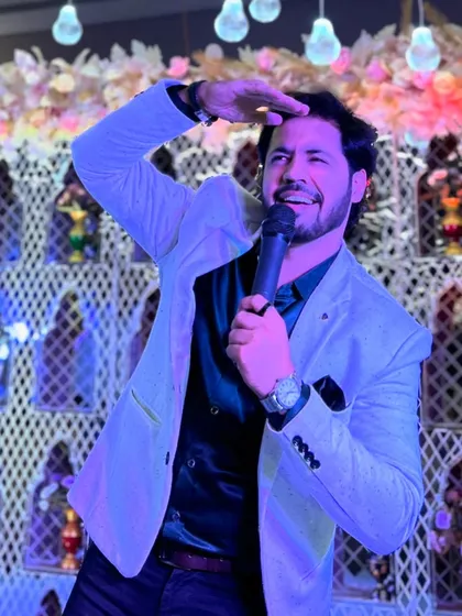A classic host pose, looking out for that one person in the crowd to interact with. Engagement is key.