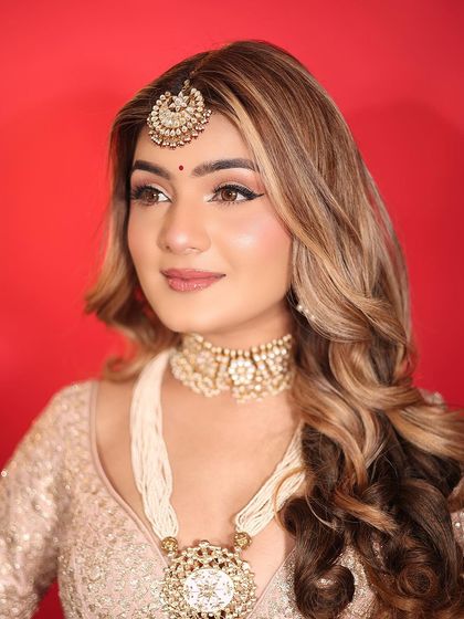 A beautiful portrait of the final look. The soft waves in her hair and the glowing makeup create a romantic and modern bridal style.