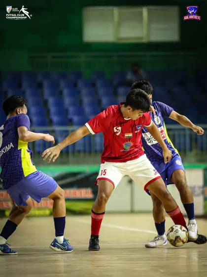 Shielding the ball under pressure from two opponents in the final. Strength and determination on full display.