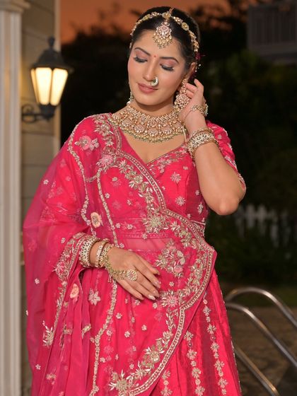 A complete bridal look featuring a heavy, gold-plated Kundan necklace, haath phool, and maang tikka, all available for rent.