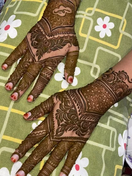 A graceful V-shaped design on the back of the hands, filled with delicate floral and leaf patterns.