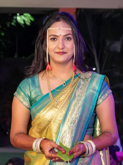 A full view of Ritu's traditional Marathi engagement attire. The makeup is designed to be elegant and long-lasting, perfect for the ceremonies of the day.