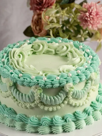 Another angle of the Tiffany blue vintage cake, showcasing the intricate piping work that defines the Lambeth style.