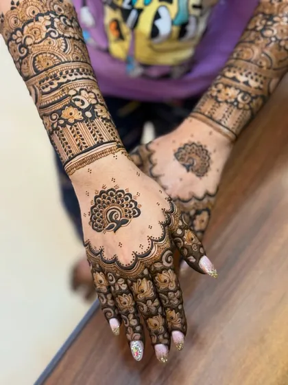A final look at this elegant and detailed peacock-themed mehendi.