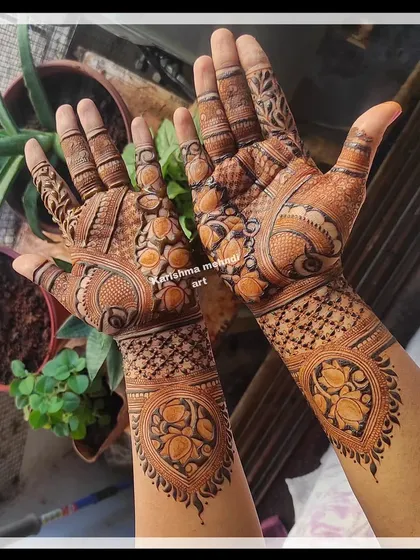 A view of the back of the hands for the same guest design. This shows how the pattern provides a beautiful cuff-like effect on the wrist, leaving some open space on the fingers.