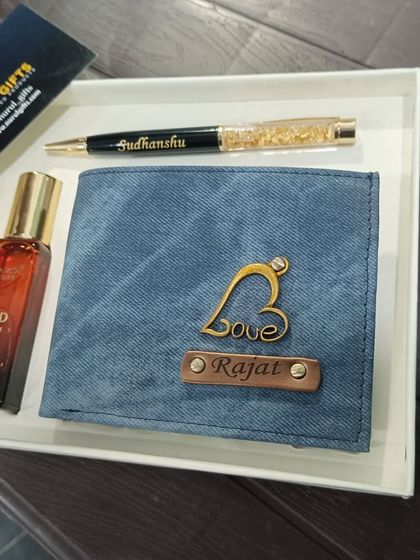 The same gift set, but with a different perfume option.