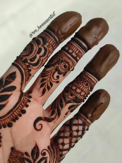 The finger details are just as important as the main design. Each finger has its own unique pattern that complements the overall look.
