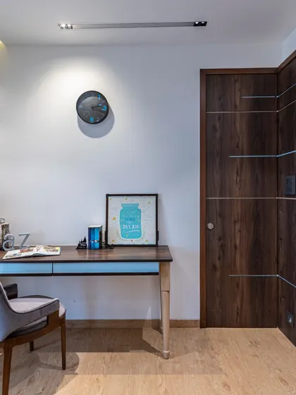 Another view of the study area in the Filigree House. The combination of wood and light blue accents creates a calm and focused environment, perfect for productivity.