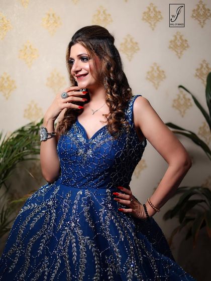 A playful, over-the-shoulder glance adds a touch of glamour and personality to this ethnic wear shoot.