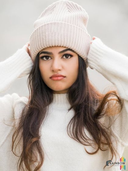 A direct and serious portrait that adds a different mood to the winter collection.