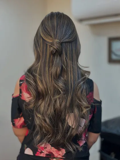 Another angle of this gorgeous balayage style. The way the light hits the different tones showcases the dimension and depth we create.