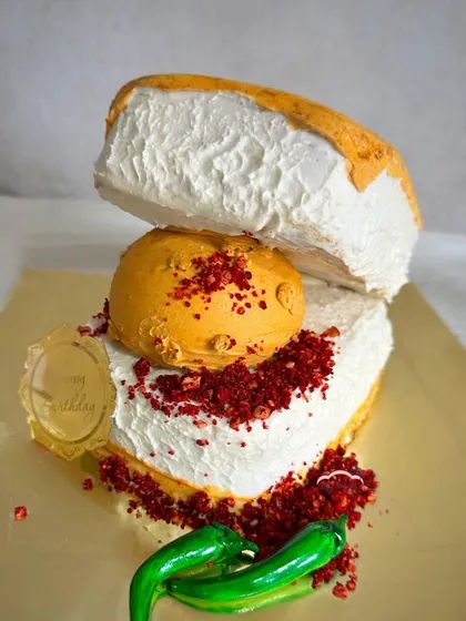 A close-up of the Vada Pav cake. It even travelled safely all the way to Pune!