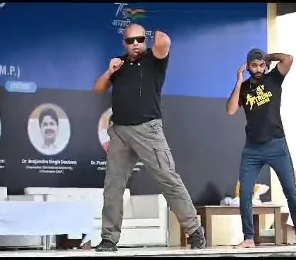 Teaching the proper fighting stance and guard is fundamental to any self-defense system. Here we are demonstrating it during a workshop.