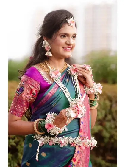 A stunning portrait of the mother-to-be adorned in beautiful fresh flower jewellery for her Dohale Jevan ceremony.