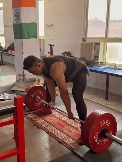 My student Mayank working on his deadlift with 170 kg for 3 reps. Every session is an opportunity to improve.