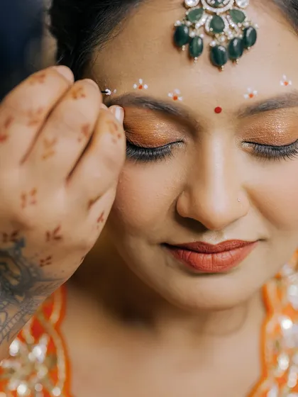 A little glimpse behind the scenes. The final touch of applying the traditional bindi is always a special moment, bringing the entire bridal look together.