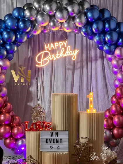 The vibrant colors of this balloon ring make it a cheerful backdrop for any birthday party. We can create any color combination you want.