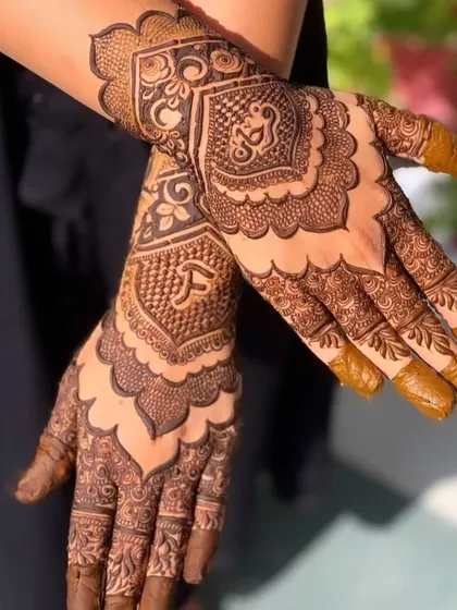 A very trendy back-of-hand design for Eid 2024. The large, scalloped pattern with intricate fills is a modern take on classic mehendi.