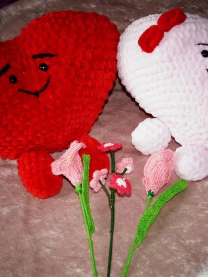 Another adorable setup of the heart plushie couple, surrounded by tiny crochet tulips and blossoms.