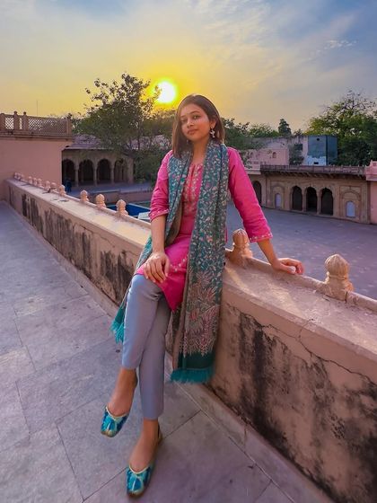 Exploring the beautiful Raja Nahar Singh Palace in this elegant pink kurti set. The look is completed with a printed shawl and handcrafted juttis, making it perfect for a festive day out or a weekend getaway.