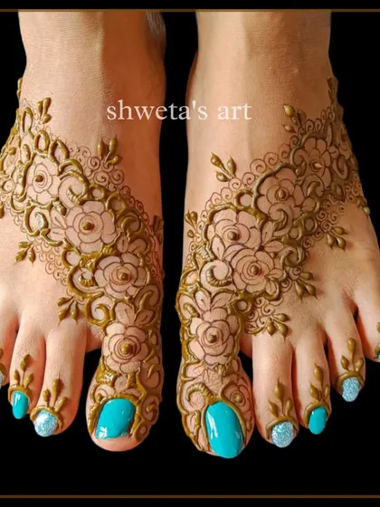 A simple and beautiful floral design for the feet. This delicate pattern is perfect for someone who wants an elegant touch of henna without full coverage.