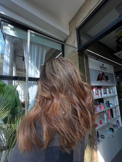 This lived-in color combines different shades of brown and caramel for a multi-dimensional and natural-looking result.