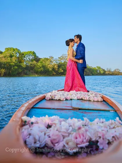 A beautiful shot from inside the boat, using the floral decorations to frame the couple against the calm lake, offering a unique perspective for your pre-wedding album.