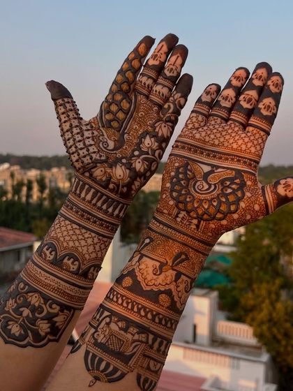 A beautiful shot of the design against the sunset sky, which brings out the warm tones of the henna stain.