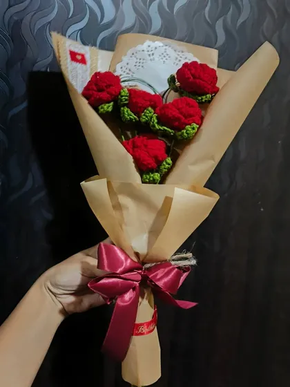 I made this beautiful five-rose bouquet for a birthday. It’s wrapped in kraft paper with a delicate doily and a rich satin ribbon for a classic, elegant look.