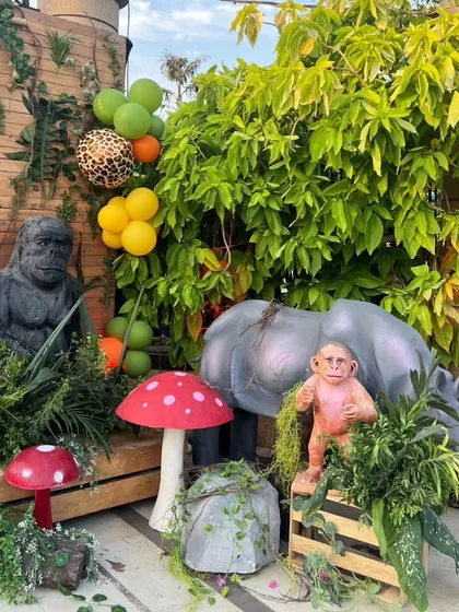 Every corner of the safari party was filled with detail, featuring custom-built props like a red safari jeep, friendly giraffes, hippos, and even a gorilla bust nestled in the foliage.