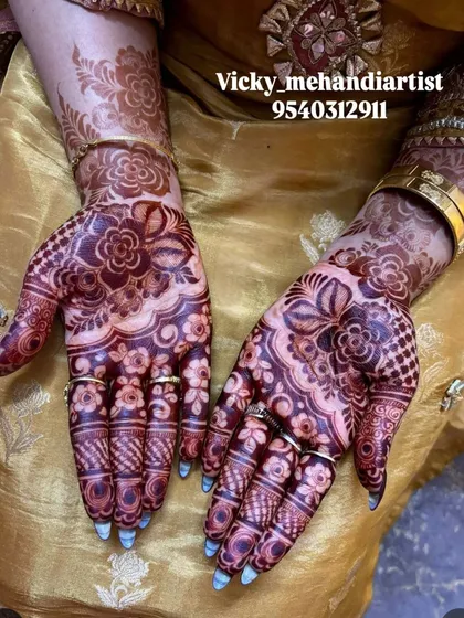The final colour is my guarantee. This beautiful, dark floral mehandi stain is the result of using 100% organic henna and proper aftercare.