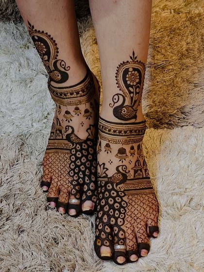 A clear, top-down shot of the beautiful peacock foot mehendi, showcasing its symmetry and detail.
