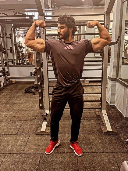 Day 76 of 100. The journey continues. A front double biceps pose to assess arm and shoulder development as the competition gets closer.