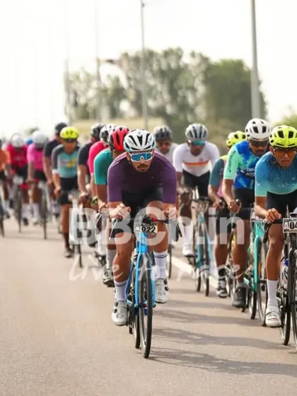 The amateur peloton in full swing during the Velocity Express road race. This category sees some of the most exciting and unpredictable racing.