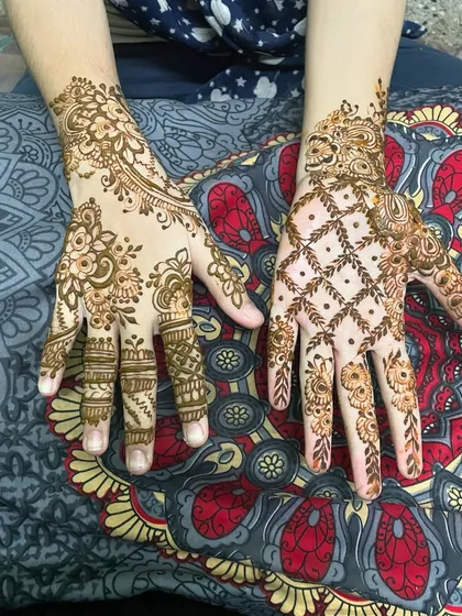 Another sider design with a beautiful jaali (net) pattern on one hand.