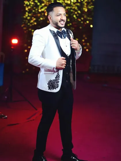 Another angle of the bespoke white and black tuxedo, highlighting the precise fit and the way the jacket is structured. Our commitment is to deliver premium quality and a fit that feels truly custom-made.