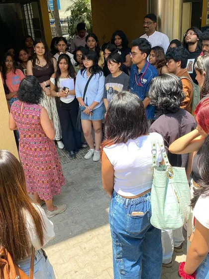Another shot of the large group of students from NIFT visiting the gallery.