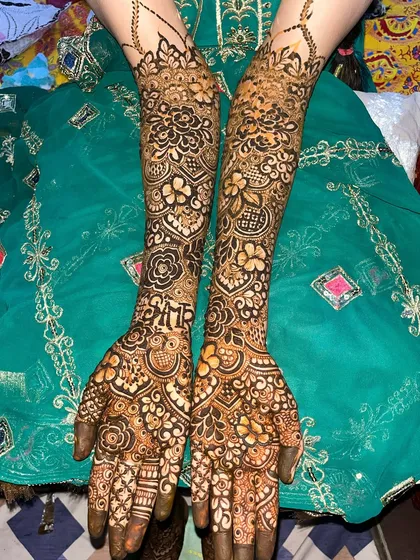 A close-up of the stunning floral and paisley patterns on bride Ayesha's arms.