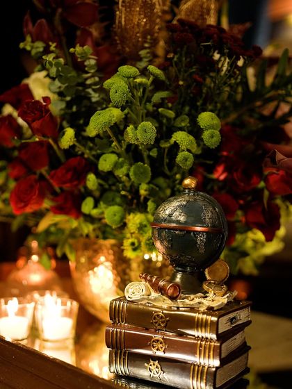 Every detail in the "Golden Rails" theme was curated to enhance the story, like this tablescape featuring vintage books, a miniature globe, and warm candlelights.