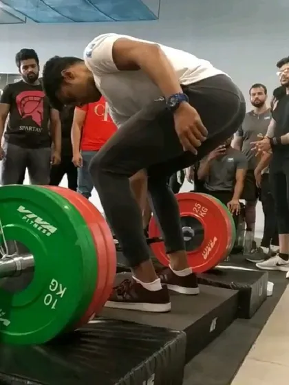 The moment of truth. Getting a weight like this off the blocks with one hand requires every muscle to fire in unison.