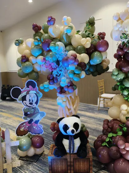 A detailed shot of our jungle theme decor, featuring a Minnie Mouse safari character and a balloon tree sculpture.
