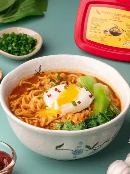 A perfect bowl of Korean ramen that looks both comforting and delicious. We styled this shot for Moi Soi to highlight their Gochujang paste, balancing vibrant colors, fresh ingredients, and a perfectly poached egg to make you want to dig right in.