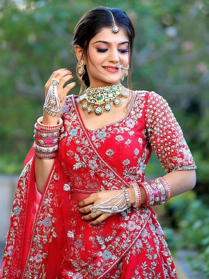 A complete bridal look featuring a heavy, gold-plated Kundan necklace, haath phool, and maang tikka, all available for rent.