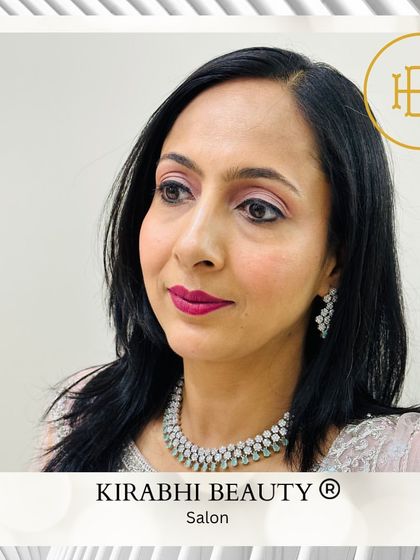 An elegant and mature makeup look for a party. I used soft pink tones on the eyes and lips to give a fresh and sophisticated appearance.